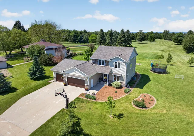 Photo 2 of Single family home for sale at 217 Skyline Dr, Wabasha, MN 55981 | MLS# 7077413 | Listing updated on 2026-09-15