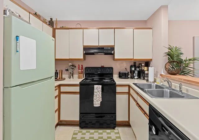 Photo 3 of Sale Pending at 7631 Edinborough Way #5213, Minneapolis, MN 55435 | MLS# 7077645 | Listing updated on 2026-09-11