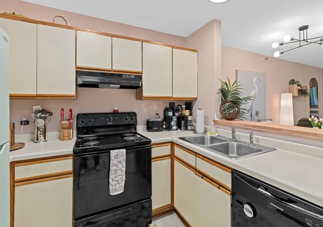 Photo 4 of Sale Pending at 7631 Edinborough Way #5213, Minneapolis, MN 55435 | MLS# 7077645 | Listing updated on 2026-09-11