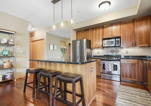 Listing Photo 3 - Condo for sale in building located at 2201 Vlg Ln, Bloomington, MN 55431 - Unit #A204