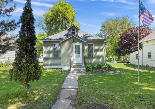 Photo 2 of Single family home for sale at 102 E Lyon St, Minneota, MN 56264 | MLS# 7079394 | Listing updated on 2026-09-10