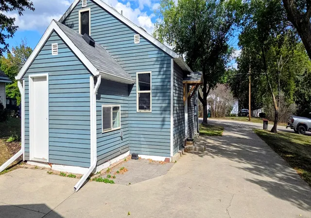Photo 3 of Single family home for sale at 902 Quincy St, Alexandria, MN 56308 | MLS# 7082354 | Listing updated on 2026-09-10