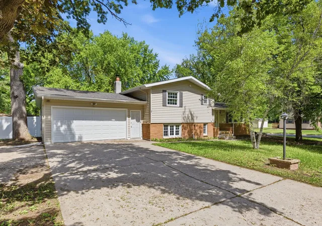 Photo 1 of Sale Pending at 1065 Jorgenson St Se, Hutchinson, MN 55350 | MLS# 7083394 | Listing updated on 2026-09-15