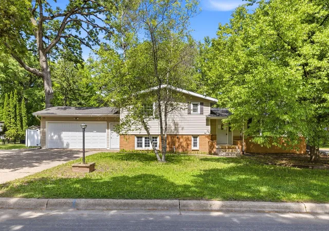 Photo 2 of Sale Pending at 1065 Jorgenson St Se, Hutchinson, MN 55350 | MLS# 7083394 | Listing updated on 2026-09-15