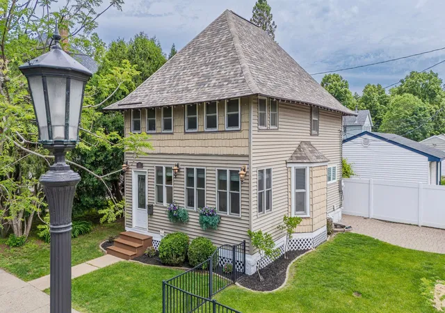 Photo 1 of Single family home for sale at 148 Wilder St N, Saint Paul, MN 55104 | MLS# 7084304 | Listing updated on 2026-10-21