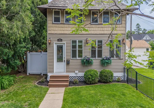 Photo 2 of Single family home for sale at 148 Wilder St N, Saint Paul, MN 55104 | MLS# 7084304 | Listing updated on 2026-10-21