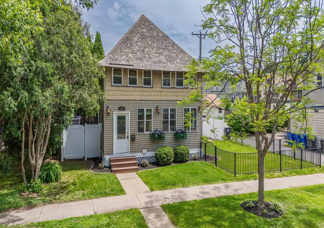 Photo 3 of Single family home for sale at 148 Wilder St N, Saint Paul, MN 55104 | MLS# 7084304 | Listing updated on 2026-10-21