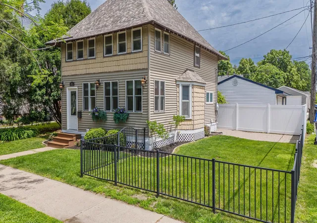Photo 4 of Single family home for sale at 148 Wilder St N, Saint Paul, MN 55104 | MLS# 7084304 | Listing updated on 2026-10-21