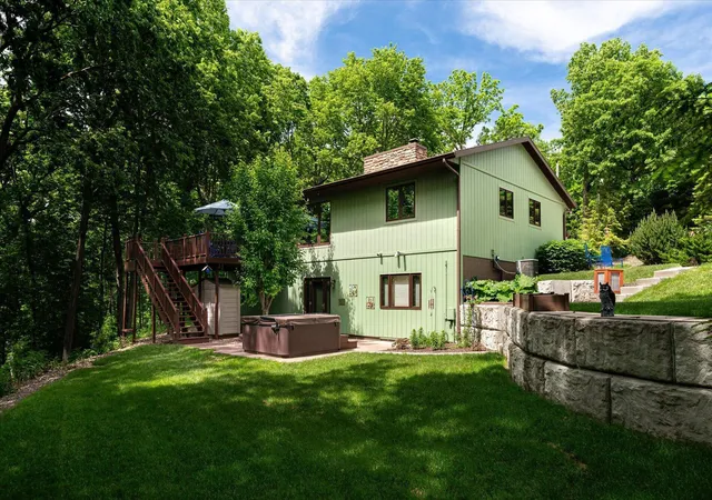 Photo 2 of Single family home for sale at 1184 Crescent Hills Dr, La Crescent, MN 55947 | MLS# 7085529 | Listing updated on 2026-09-11