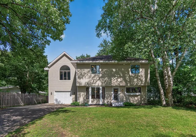 Photo 2 of Single family home for sale at 4929 West Ln, Minnetonka, MN 55345 | MLS# 7085760 | Listing updated on 2026-09-15