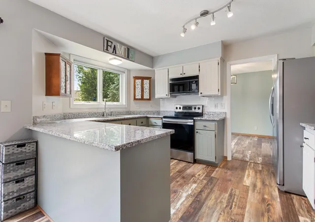 Photo 3 of Single family home for sale at 864 Winterberry Ct, Saint Paul, MN 55125 | MLS# 7085907 | Listing updated on 2026-09-08