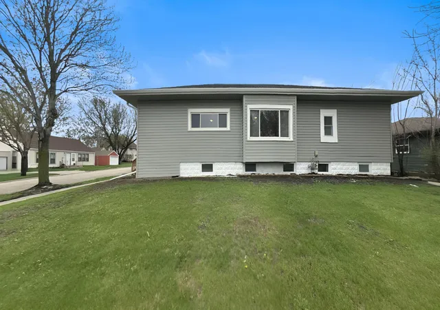 Photo 2 of Single family home for sale at 109 S Cottage Grv Ave, Luverne, MN 56156 | MLS# 7086961 | Listing updated on 2026-09-13