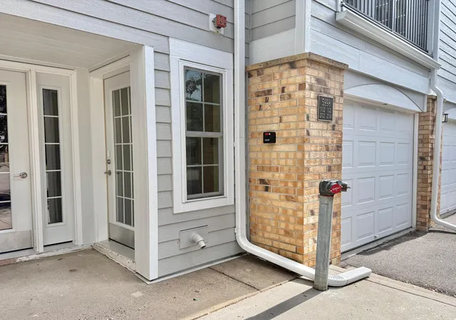 Listing Photo 4 - Condo for sale in building located at 5998 Chasewood Pkwy, Minnetonka, MN 55343 - Unit #002
