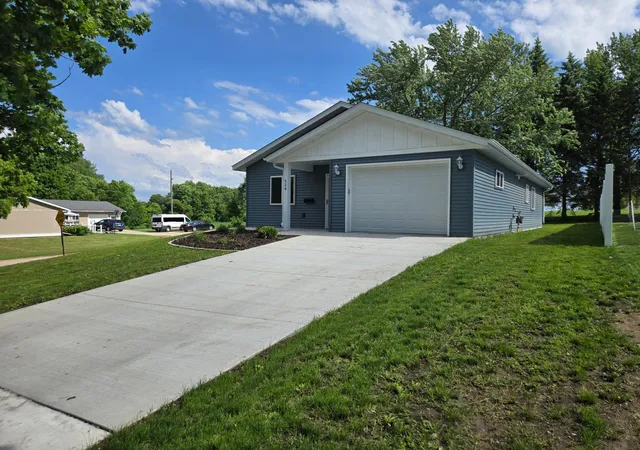 Photo 2 of Sale Pending at 528 E St Charles Ave, Fergus Falls, MN 56537 | MLS# 7088618 | Listing updated on 2026-09-15