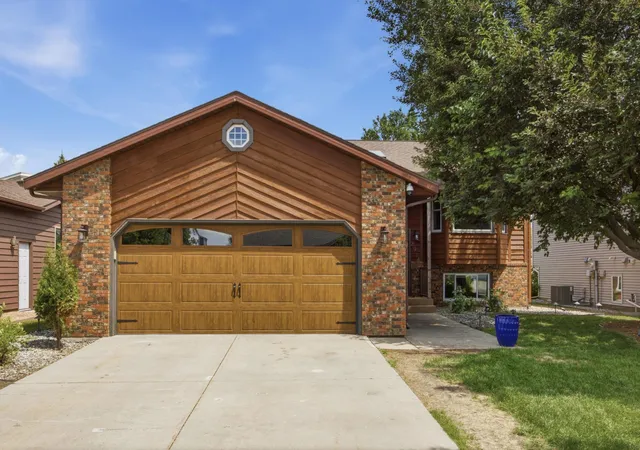 Photo 1 of Single family home for sale at 2914 S Bay Dr, Fargo, ND 58103 | MLS# 7090352 | Listing updated on 2026-09-15