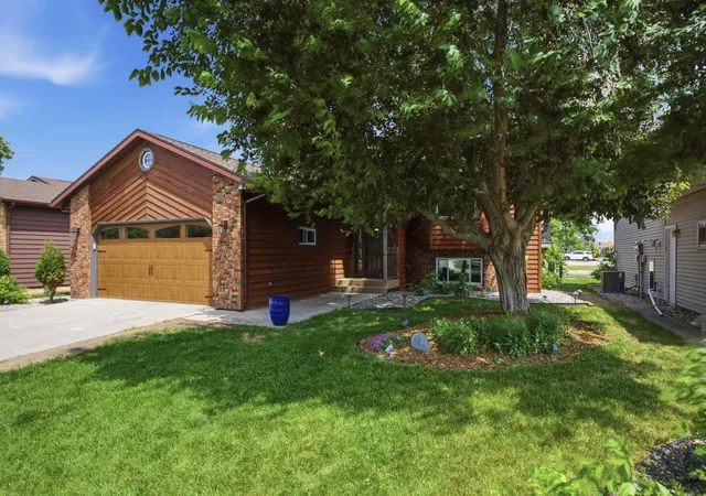 Photo 2 of Single family home for sale at 2914 S Bay Dr, Fargo, ND 58103 | MLS# 7090352 | Listing updated on 2026-09-15