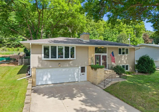 Photo 1 of Sale Pending at 961 11 1/4 St Sw, Rochester, MN 55902 | MLS# 7090952 | Listing updated on 2026-09-11