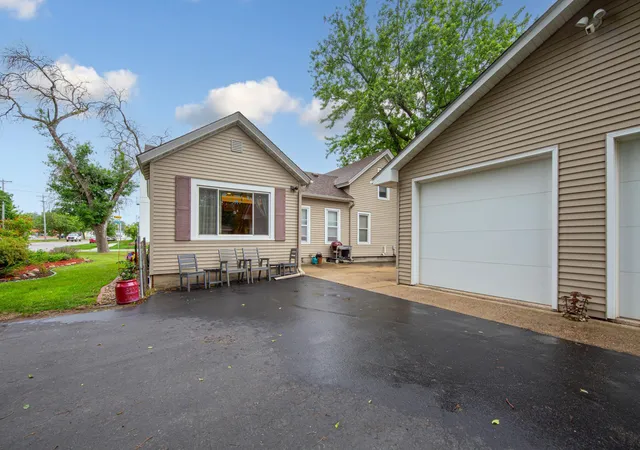 Photo 2 of Sale Pending at 806 5th Street Nw, Faribault, MN 55021 | MLS# 7091476 | Listing updated on 2026-09-12