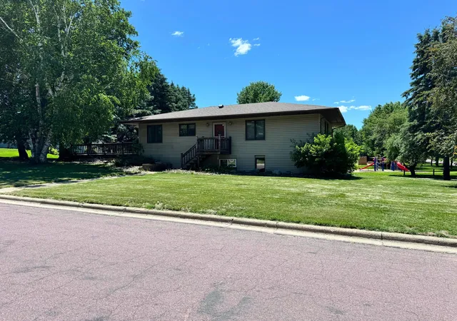 Photo 1 of Single family home for sale at 1525 Sayles Dr, Jackson, MN 56143 | MLS# 7092630 | Listing updated on 2026-09-10
