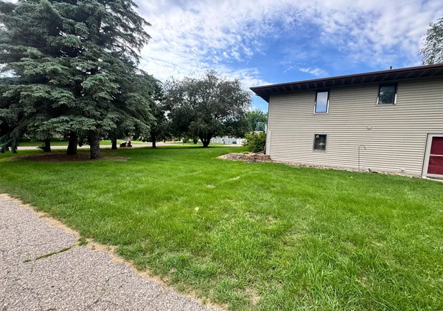 Photo 3 of Single family home for sale at 1525 Sayles Dr, Jackson, MN 56143 | MLS# 7092630 | Listing updated on 2026-09-10
