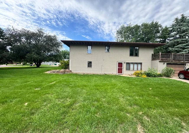 Photo 4 of Single family home for sale at 1525 Sayles Dr, Jackson, MN 56143 | MLS# 7092630 | Listing updated on 2026-09-10