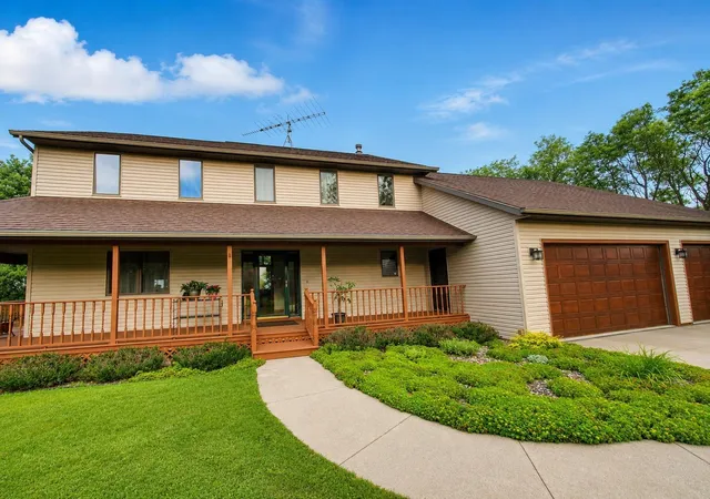 Photo 2 of Single family home for sale at 3906 Silver Crk Rd Ne, Rochester, MN 55906 | MLS# 7092969 | Listing updated on 2026-09-10