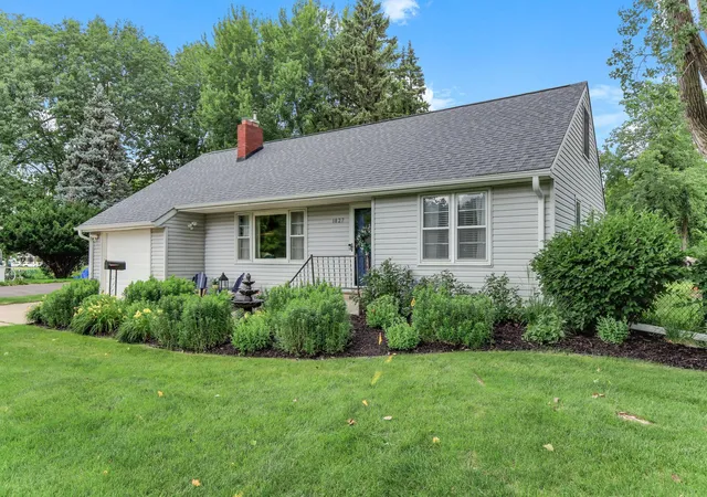 Photo 3 of Sale Pending at 1827 44th Avenue NE, Minneapolis, MN 55421 | MLS# 7093121 | Listing updated on 2026-09-14