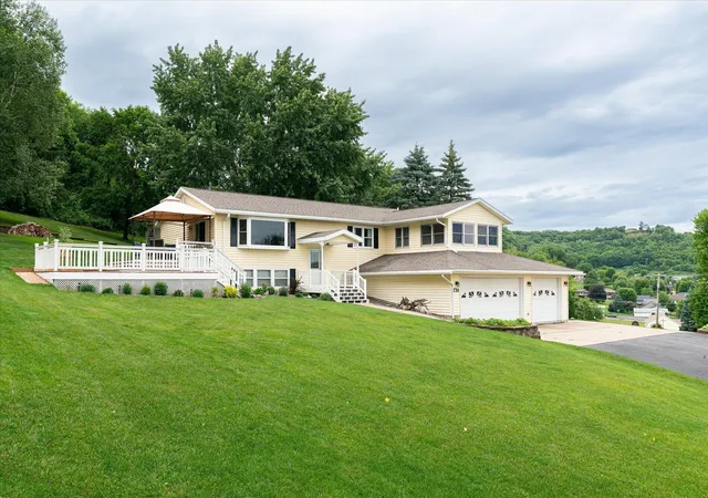 Photo 1 of Single family home for sale at 731 N 4th Street, La Crescent, MN 55947 | MLS# 7093589 | Listing updated on 2026-09-26