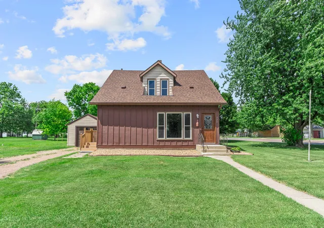 Photo 3 of Single family home for sale at 720 Fir Ave, Bird Island, MN 55310 | MLS# 7093611 | Listing updated on 2026-09-11