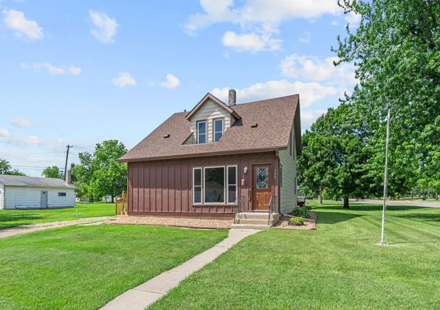 Photo 3 of Single family home for sale at 720 Fir Ave, Bird Island, MN 55310 | MLS# 7093611 | Listing updated on 2026-09-11
