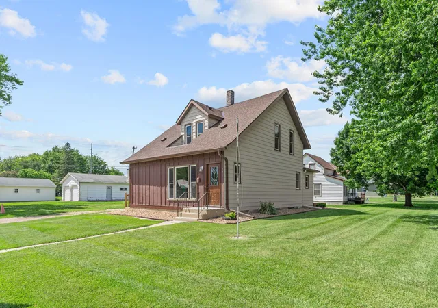 Photo 4 of Single family home for sale at 720 Fir Ave, Bird Island, MN 55310 | MLS# 7093611 | Listing updated on 2026-09-11