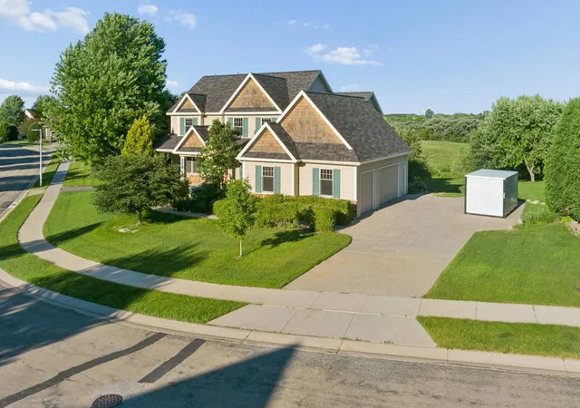 Photo 2 of Single family home for sale at 5352 Scenic Oak Dr Sw, Rochester, MN 55902 | MLS# 7093750 | Listing updated on 2026-09-13