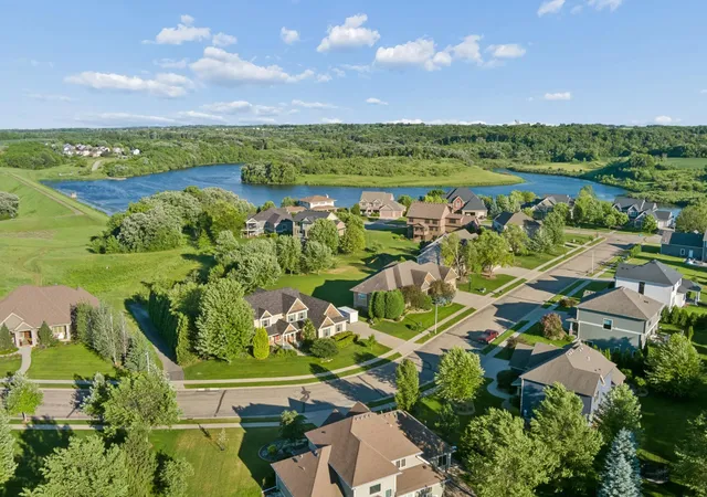 Photo 3 of Single family home for sale at 5352 Scenic Oak Dr Sw, Rochester, MN 55902 | MLS# 7093750 | Listing updated on 2026-09-13