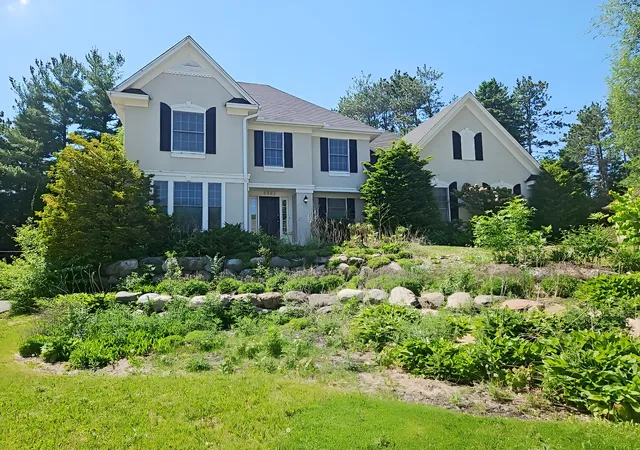 Photo 2 of Single family home for sale at 8982 Hunters Trl, Saint Paul, MN 55125 | MLS# 7094781 | Listing updated on 2026-09-15