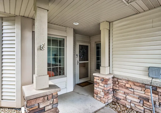Photo 2 of Sale Pending at 313 Summer Pl E, Saint Paul, MN 55117 | MLS# 7095277 | Listing updated on 2026-09-14