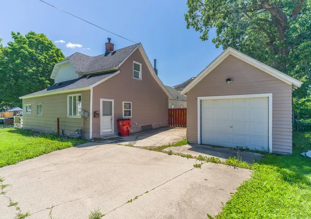 Photo 3 of Single family home for sale at 400 2nd Street SE, Austin, MN 55912 | MLS# 7095520 | Listing updated on 2026-09-11