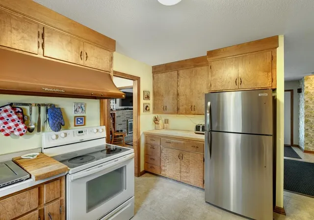 Photo 3 of Sale Pending at 806 Myrtle St, Hudson, WI 54016 | MLS# 7098730 | Listing updated on 2026-09-11
