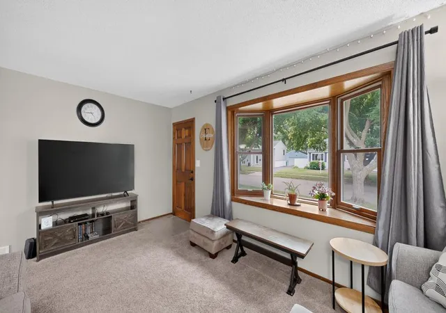 Photo 3 of Sale Pending at 915 16 1/4 St Se, Rochester, MN 55904 | MLS# 7098870 | Listing updated on 2026-09-22