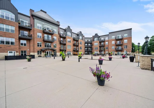 Photo 2 of Sale Pending at 1800 Graham Ave #404, Saint Paul, MN 55116 | MLS# 7099010 | Listing updated on 2026-09-11