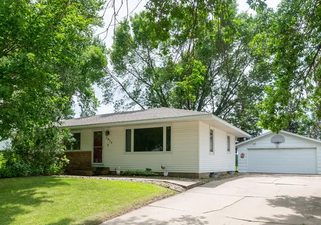 Photo 1 of Single family home for sale at 2813 12 Avenue Nw, Willmar, MN 56201 | MLS# 7100908 | Listing updated on 2026-09-09