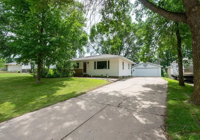 Photo 4 of Single family home for sale at 2813 12 Avenue NW, Willmar, MN 56201 | MLS# 7100908 | Listing updated on 2026-09-09