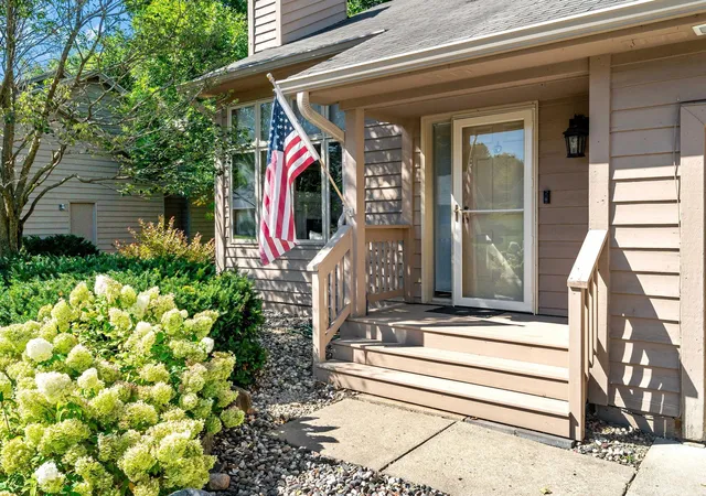 Photo 2 of Single family home for sale at 7600 Eileen St, Eden Prairie, MN 55346 | MLS# 7101543 | Listing updated on 2026-09-15