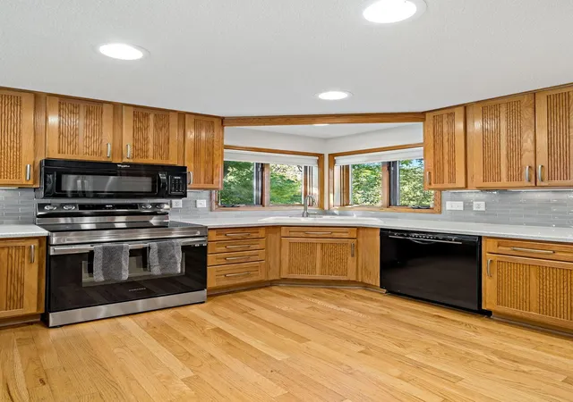 Photo 3 of Single family home for sale at 7600 Eileen St, Eden Prairie, MN 55346 | MLS# 7101543 | Listing updated on 2026-09-15