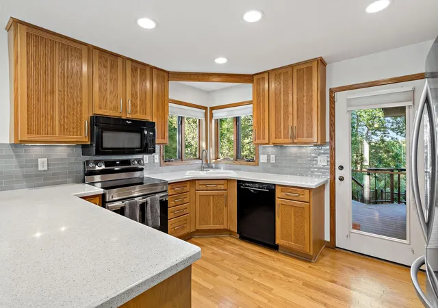 Photo 4 of Single family home for sale at 7600 Eileen St, Eden Prairie, MN 55346 | MLS# 7101543 | Listing updated on 2026-09-15
