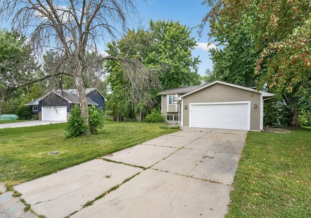 Photo 3 of Single family home for sale at 2250 Van Sloun Rd, Chaska, MN 55318 | MLS# 7102578 | Listing updated on 2026-09-15