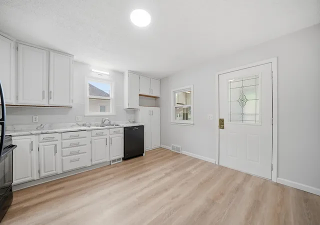 Photo 3 of Sale Pending at 422 10th Avenue Se, Rochester, MN 55904 | MLS# 7103055 | Listing updated on 2026-09-14