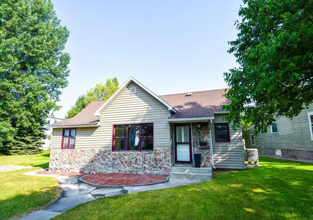 Photo 1 of Single family home for sale at 237 E Nelson Ave, Warren, MN 56762 | MLS# 7103565 | Listing updated on 2026-09-11