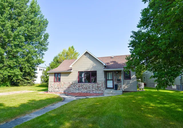 Photo 2 of Single family home for sale at 237 E Nelson Ave, Warren, MN 56762 | MLS# 7103565 | Listing updated on 2026-09-11