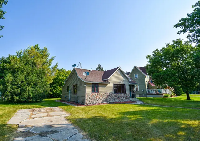 Photo 3 of Single family home for sale at 237 E Nelson Ave, Warren, MN 56762 | MLS# 7103565 | Listing updated on 2026-09-11