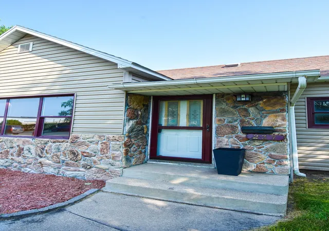 Photo 3 of Single family home for sale at 237 E Nelson Ave, Warren, MN 56762 | MLS# 7103565 | Listing updated on 2026-09-23